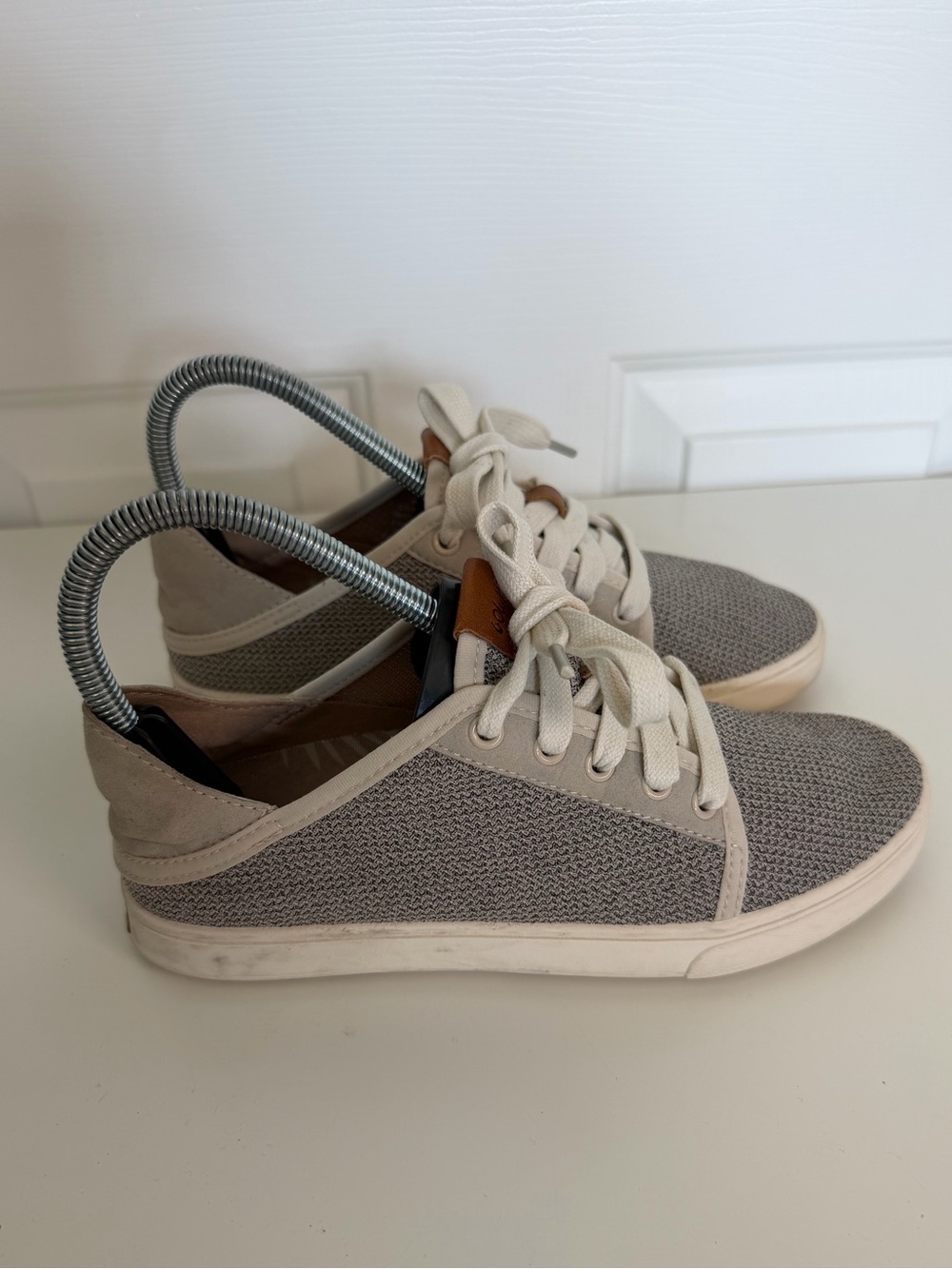 OluKai Shoes Women’s 6 Pehuea Li Taupe Lace Up Casual Sneakers Shoes Grey Beige